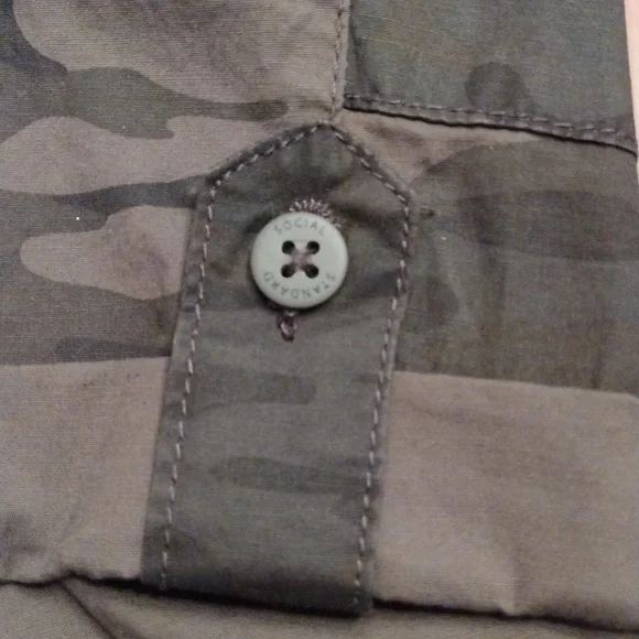 Social Standard by Sanctuary, Womens Size S, Poplin Camo Hero Utility Shorts - Picture 5 of 5